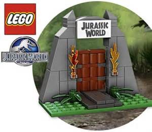 toysrus-jurassic-gate